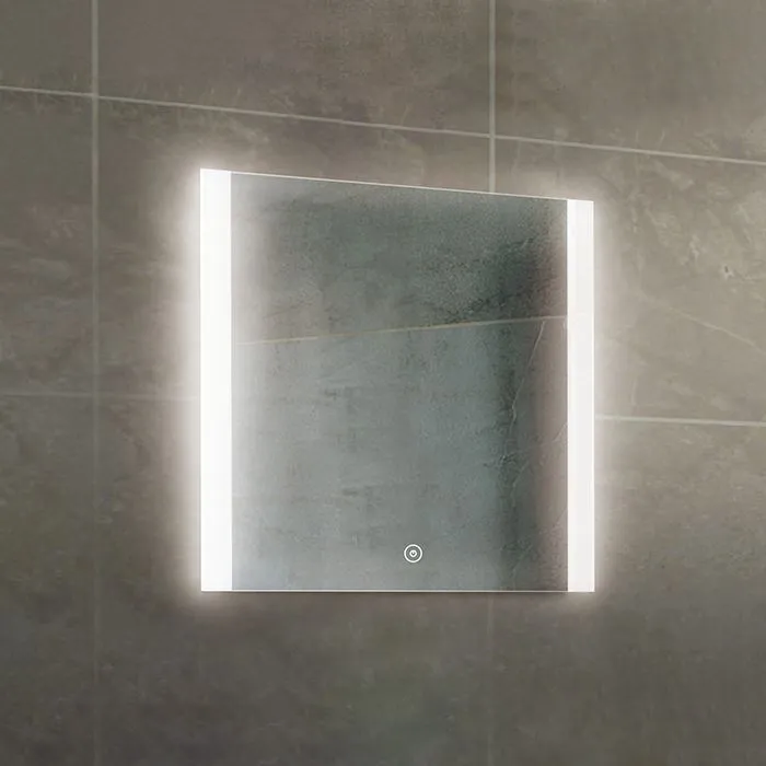 Taustavalaistu kylpyhuoneen peili